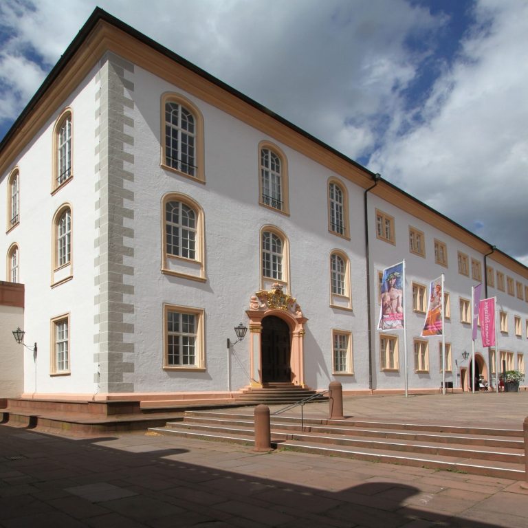 Modernes Atrium zwischen mittelalterlichen Gebäuden mit Glasdach, Treppe und Designer-Möbeln..