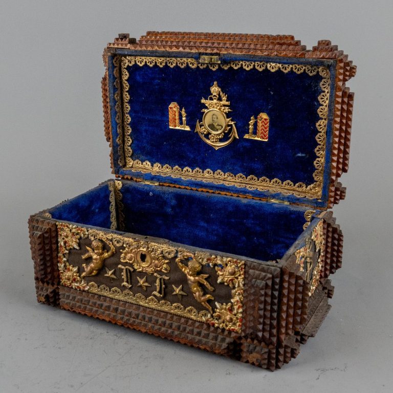 Holzkästchen mit blauem Samtinnenteil, goldener Verzierung und Portrait-Medaillon von Kaiser Wilhelm II.